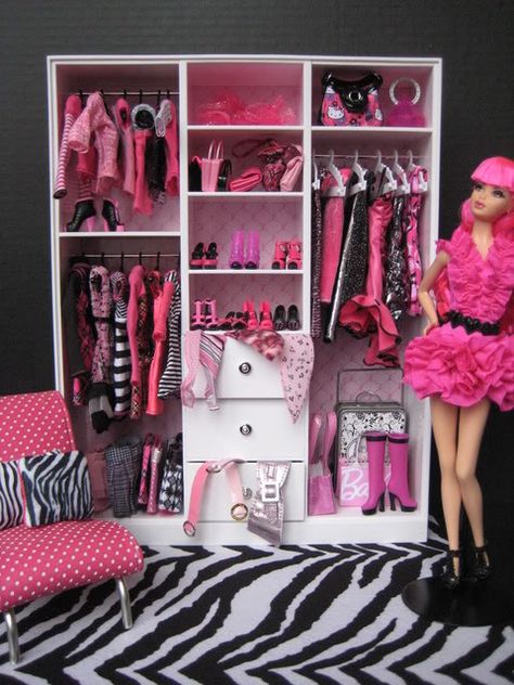 Diy Barbie Wardrobe, Barbie Closet Diy, Barbie Closet, Barbie Storage, Barbie Diy Accessories, Doll Storage, Diy Barbie House, Doll Closet, Barbie Room