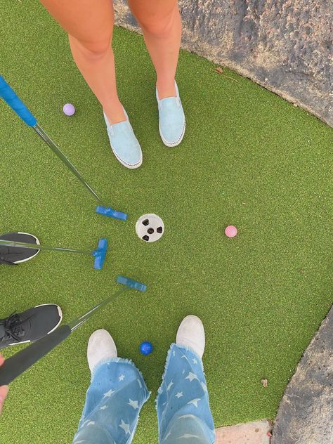 mini golf game with friends Mini Golf Instagram Story, Mini Golfing Aesthetic, Mini Golf Photoshoot, Spring Activities Aesthetic, Mini Golf Aesthetic, Mini Golf Date Outfit, Golfing Aesthetic, Mini Golf Date, Bestie Dates