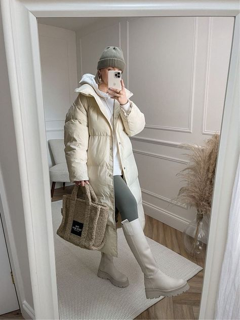 Flat Boots Outfit For Women, How To Style Cream Boots, What To Wear With Cream Boots, Cream Boot Outfit, Outfits With Cream Boots, White Winter Coat Outfit, Cream Boots Outfit Winter, Cream Coat Outfit Winter, Cream Winter Outfit