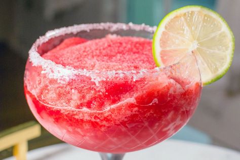 Top 5 Quady Margarita Recipes for Cinco de Mayo - Watermelon Alcoholic Drinks, Watermelon Margarita Recipe, Frozen Watermelon Margarita, Watermelon Margaritas, Watermelon Slushie, Cocktail Margarita, Ice Beer, Easy Alcoholic Drinks, Watermelon Cocktail