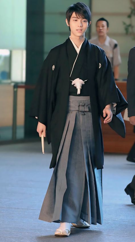 Japanese Traditional Clothing Men, Japan Traditional Clothes, Japanese Kimono Male, Kimono Traditional, Japanese Traditional Clothes, Japanese Uniform, Party Make-up, Japanese Traditional Clothing, Traditional Japanese Kimono