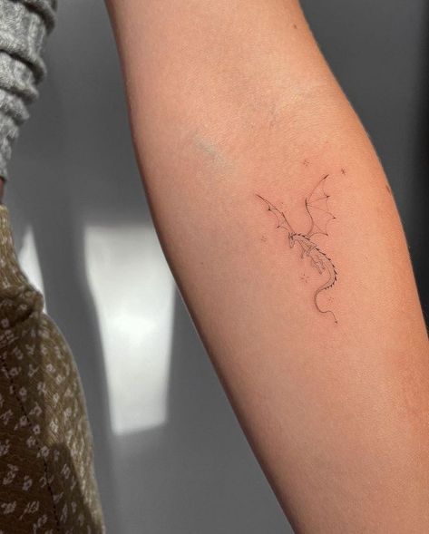 Single Needle Patchwork Tattoo, Dark Ethereal Tattoo, Small Pegasus Tattoo, Ethereal Tattoo Aesthetic, Meteorology Tattoo, Mid Arm Tattoos For Women, Long Live Tattoo, Henna Motive, Small Dragon Tattoos