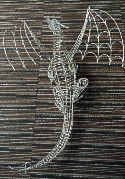 Dragon Sculpture Metal, Wire Armature Sculpture, Wire Sculpture Easy, 3d Wire Sculpture, Armature Sculpture, Wire Dragon, Fantasy Wire, Wire Projects, Mini Dragon