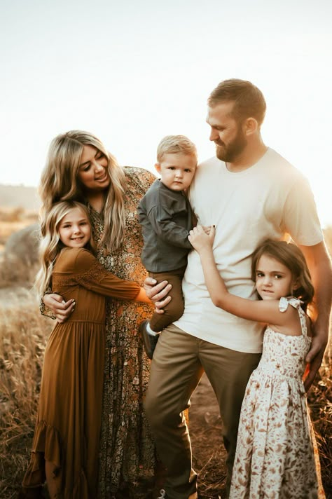 Neutrals For Photoshoot, Olive And Cream Family Pictures, Family Photo Large Group, Country Western Family Photos, Summer Western Family Photos, Fall Family Photos Cream And Brown, Family Of 6 Photoshoot Outfits, Family Of Five Photoshoot Outfits, Multi Family Photoshoot