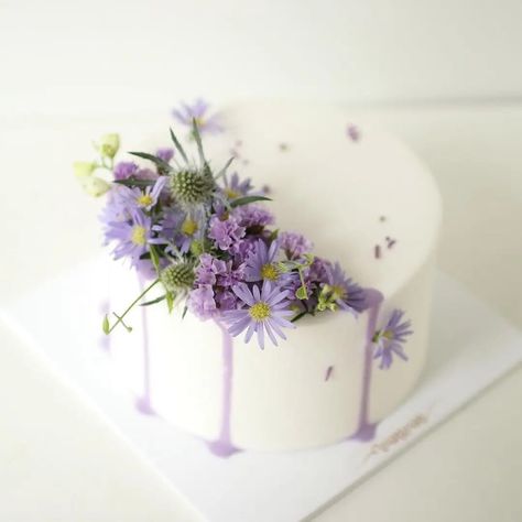 Wedding Cakes One Tier, Dripping Cake, Edible Flowers Cake, 45th Birthday, Cake Flowers, Cute Birthday Cakes, Floral Cake, Drip Cakes, Wedding Cake Designs