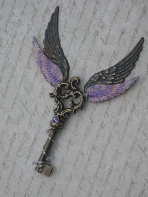 Skeleton Key Tattoo, Key Crafts, Key Tattoo, Vintage Jewelry Ideas, Vintage Skeleton Keys, Creative Bookmarks, Wire Wrapping Diy, Old Keys, Fantasy Props