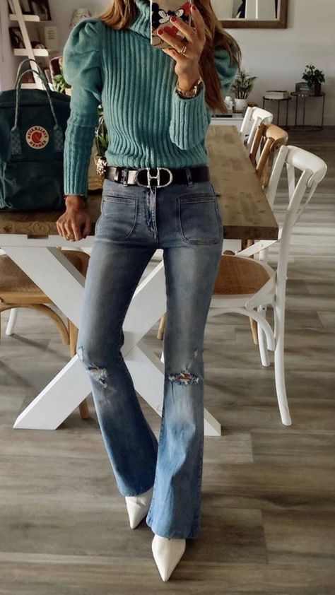 Light Jeans Outfit, Outfit Botas, Flare Jeans Outfit, Looks Jeans, Stunning Outfits, White Boots, Mode Inspo, French Style, Jean Outfits