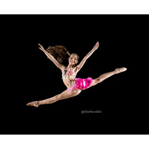 Maddie Ziegler Dancing, Mom Photo Shoots, Ziegler Sisters, Dance Moms Clips, Dance Moms Maddie, Dance Moms Moments, Dance Moms Pictures, Dancer Lifestyle, Dance Moms Dancers