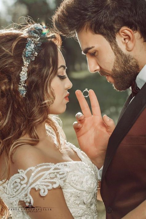 Unique Wedding Photography, Creative Wedding Photo, Pre Wedding Poses, Wedding Picture Poses, Wedding Couple Poses Photography, Foto Tips, Wedding Couple Poses, Instagram Wedding, Groom Poses