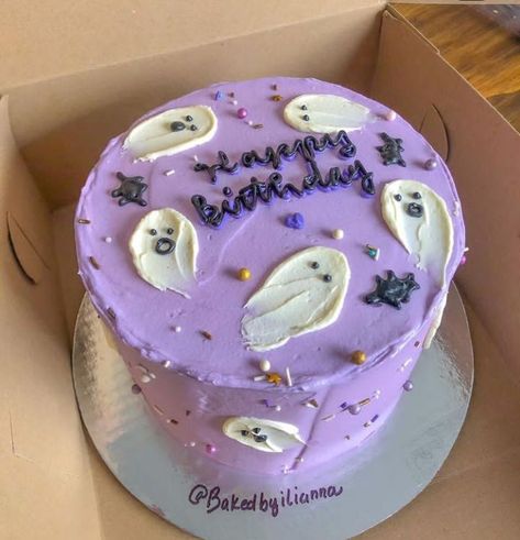 Halloween Birthday Cakes Aesthetic, Aesthetic Halloween Cake, Birthday Cake Halloween Theme, October Cakes Birthday, Halloween Cake Aesthetic, Purple Halloween Cake, Halloween Birthday Cake, Halloween Bday Cakes, Purple Halloween Birthday Cake