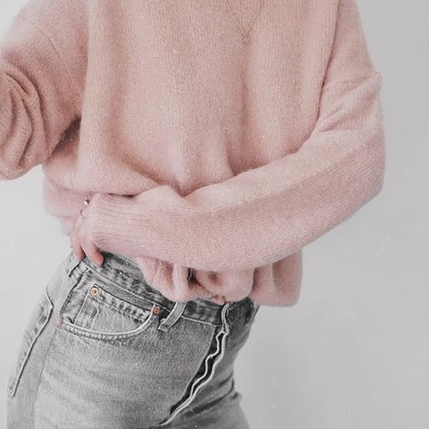 cozy in pink Sweatshirts Vintage, Mode Shoes, Perfect Fall Outfit, Looks Party, Mode Inspo, Looks Style, Mode Inspiration, Fall Winter Outfits, Crewneck Sweater