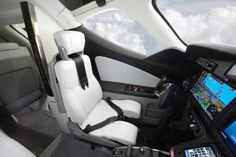 The cockpit was designed to give the pilot more space and visibility. Jet Cockpit, Honda Jet, Personal Jet, Jet Privé, Pilot Seats, Plane And Pilot, Aircraft Interiors, Airplane Pilot, Flying Car