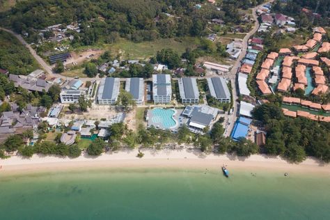 Royal Yao Yai Island Beach Resort is located in Ko Yao municipality, Phang Nga province, Thailand. Pool Bar, Tourist Places, Famous Places, Historical Place, Island Beach, Beach Resort, Beach Resorts, Trekking, Thailand