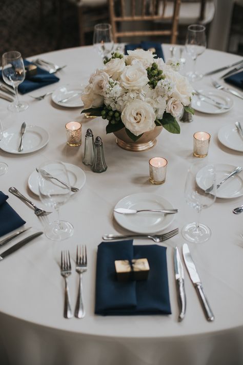 Dark Blue Wedding Table Setting, Navy And White Wedding Table Decor, Flower For Wedding Tables, Wedding Table Blue And Gold, Sapphire Quinceanera Decor, Simple Navy Wedding, Navy Blue And Purple Wedding Centerpieces, Good And Navy Blue Wedding, Navy Blue Centerpieces Wedding Round Table