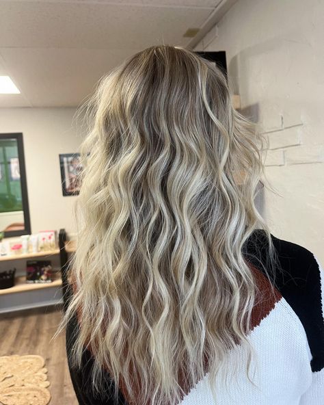 Blonde With A Root Tap, Deep Dimensional Blonde, Blonde Highlights With Deminsion, Demential Blonde Hair, Super Dimensional Blonde, Brown Roots With Blonde Highlights, Lived In Dimensional Blonde, Bayalage Blonde 2024, Darker Roots Blonde Hair