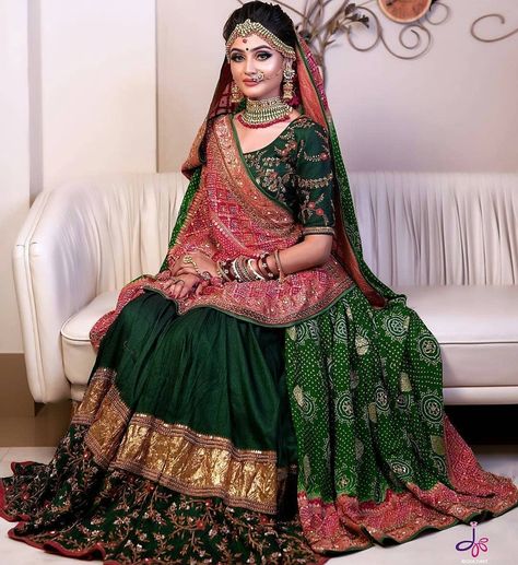 Gujarati Wedding Panetar, Keep Smile, Makeup And Hairstyle, Rajasthani Dress, Indian Wedding Gowns, Designer Bridal Lehenga Choli, Indian Outfits Lehenga, Wedding Lehenga Designs, Indian Bride Outfits