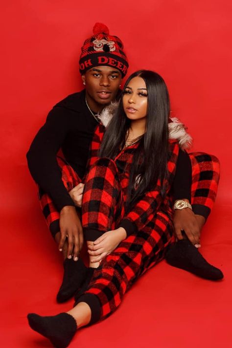 Christmas Photos Outfits, Christmas Couple Photos, Couples Stuff, Christmas Couple Pictures, Christmas Pictures Outfits, Christmas Family Photoshoot, Christmas Poses, Matching Christmas Outfits, Holiday Photoshoot