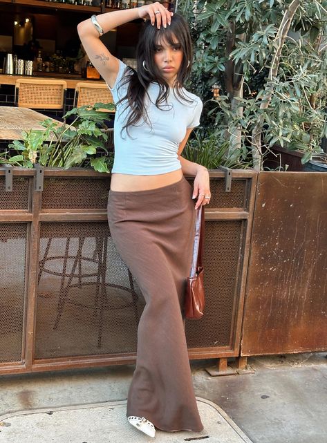 Maxi skirt 70% viscose 30% linen Linen look material Invisible zip fastening at side Non-stretch Unlined Brown Skirt Outfit, Brown Maxi Skirts, Skirt Outfit Summer, Long Skirt Outfits, Maxi Skirt Outfits, Fleece Dress, Brown Skirts, Outerwear Outfit, Skirt Outfit