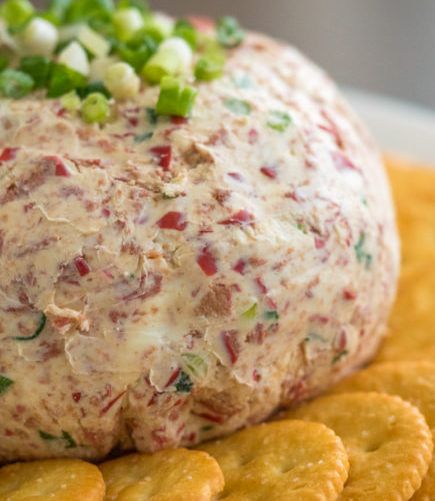 CREAMED CHIPPED BEEF CHEESE BALL – Gymonset Dried Beef Cheeseball Recipes, Beef Balls Recipe, Chipped Beef Cheese Ball, Beef Cheese Ball, Beef Tips And Noodles, Creamed Chipped Beef, Appetizers Easy Dips, Dried Beef, Homemade Sloppy Joes