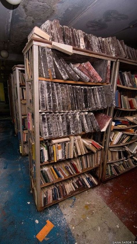 Abandoned Library ~ this saddens me more than any other abandoned pictures I've seen! Chaos Academia, Abandoned Library, Lots Of Books, Beautiful Ruins, Bg Design, Abandoned Mansions, Peeling Paint, Haunted Places, Urban Exploration