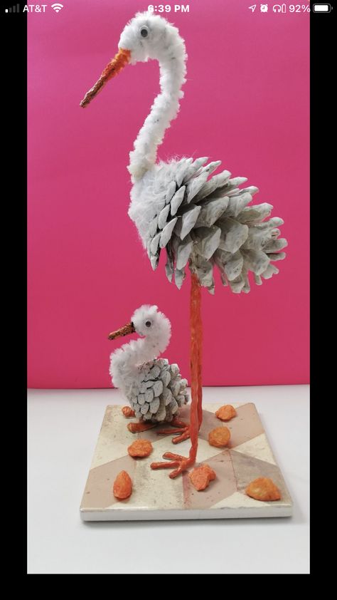 Pine Cone Art, Seni Dan Kraf, Pine Cone Decorations, Cones Crafts, Bird Crafts, Pine Cone Crafts, Furniture Storage, Nature Crafts, الرسومات اللطيفة