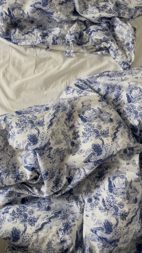 Blue And White Bed Sheets, Blue Flower Bedding, Ap Aesthetic, Vintage Blue Bedroom, Blue And White Bed, Blue And White Room, Blue And Cream Bedroom, Blue And White Bedding, White Bed Sheets