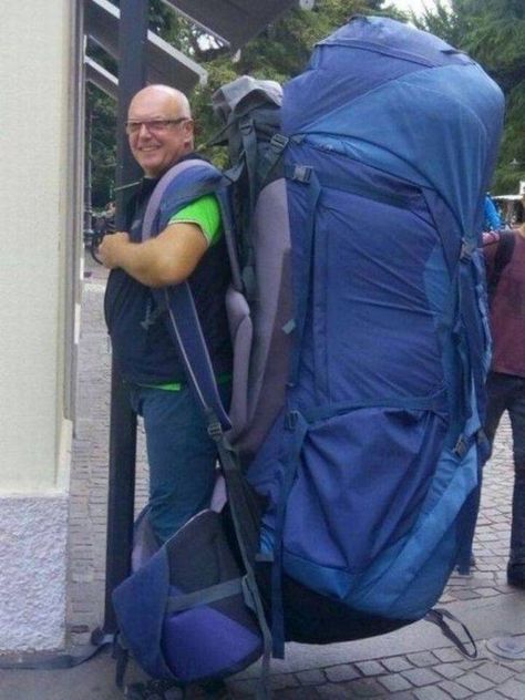 36 Pics of Big Things That'll Make You Think You Did A Bunch of Drugs - Wow Gallery Big Backpack, Sunny Flowers, Very Funny Memes, Funny Photoshop, Thru Hiking, Hiking Tips, Big Things, Camping Backpack, Awkward Moments