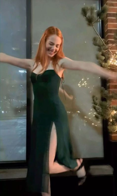 Ginger Dress, Ginger Women, Girls With Red Hair, Madelaine Petsch, Dress Hairstyles, Dress Up Outfits, Fame Dr, Green Outfit, Ginger Hair