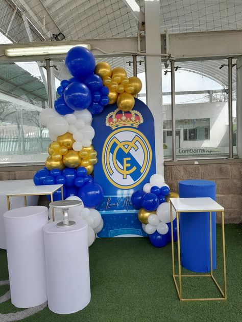 Real Madrid Balloon Decoration, Soccer Birthday Backdrop, Real Madrid Theme Birthday Party, Real Madrid Party Ideas, Real Madrid Birthday Party Decoration, Real Madrid Birthday Party, Real Madrid Birthday, Barcelona Party, Soccer Theme Parties