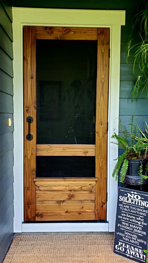 Screen Door Diy, Deck Railing Ideas, Wooden Screen Door, Wood Screen Door, Diy Screen Door, Diy Screen, Screened Porch Designs, Railing Ideas, Door Diy