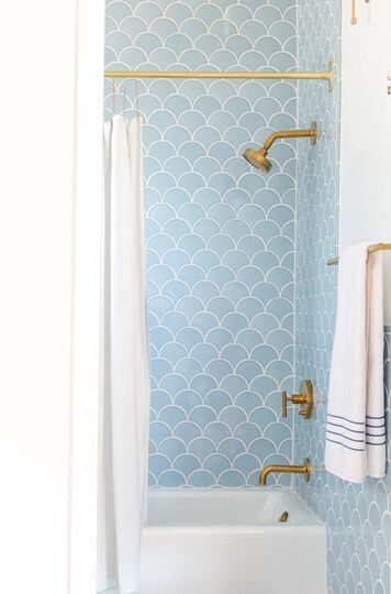 The blue scallop tile and gold are giving me ocean feels! Fish Scale Tile Bathroom, Fish Scale Tile, Fireclay Tile, Bad Inspiration, Bathroom Renos, Dream Bathroom, Bath Tub, Kids' Bathroom, Beautiful Bathrooms