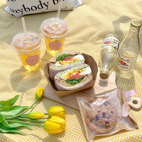 Yellow Picnic, Picnic Inspiration, Picnic Date, Picnic Time, Picnic Food, Picnic Foods, A Picnic, Beach Picnic, Summer Picnic