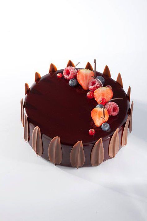 Art de la table : Gâteau au chocolat et fruits rouge Fruit Cake Decoration, 3d Leaves, Patisserie Fine, Chocolate Delight, Fancy Desserts, Mousse Cake, Pastry Cake, Sugar Rush, Fancy Cakes