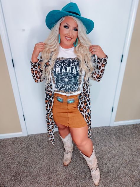 Plus Size Cowgirl Outfits Concert, Rhinestone Cowgirl Outfits Plus Size, Country Outfit Plus Size, Western Grunge Style Plus Size, Plus Size Nashville Outfits Spring, Plus Size Concert Outfit Country, Country Concert Outfit Ideas Plus Size, Plus Size Rodeo Outfits For Women, Denver Outfits