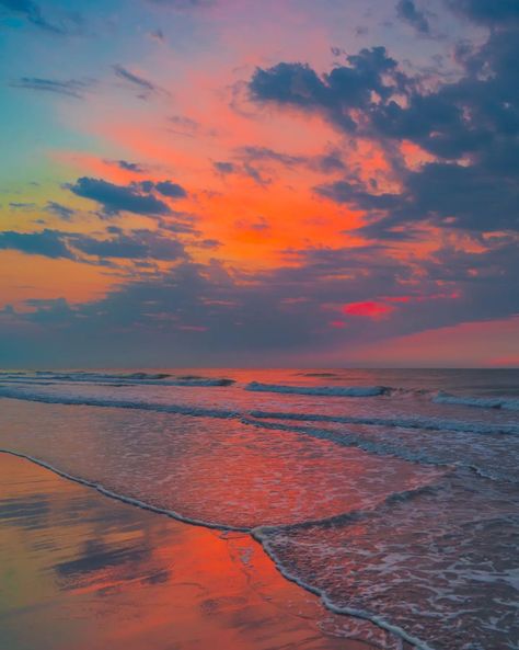 Matias Alonso Revelli on Instagram: “how much can the sky change in just a few minutes” Alli Core, Paradise Pictures, Beach Sunset Wallpaper, Summer 25, Sky Pictures, Pretty Landscapes, Summer Backgrounds, Gorgeous Sunset, Sunset Wallpaper