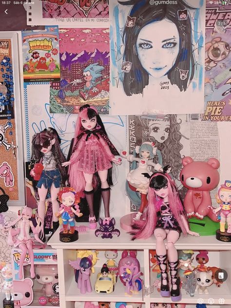 Cube Shelf Aesthetic, Otaku Room Aesthetic, Grunge Posters, Diy Room Decor For Teens, Otaku Room, Fantasy Art Dolls, Ideas Hogar, Anime Room, Cute Room Ideas