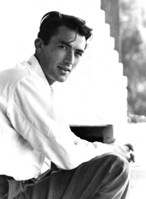 a young Gregory Peck, hot Vintage Foto's, Gregory Peck, Hollywood Men, Actrices Hollywood, Gentleman Style, Silver Screen, White Photo, Vintage Hollywood, Famous Faces