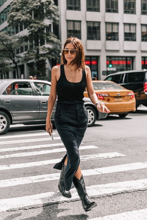 Cowboy Boots Street Style, Outfit Ideas With Boots, Heels Boots Outfit, Cowboy Boot Outfits, Christine Centenera, Bota Country, Minimal Street Style, Black Cowboy Boots, Concert Fashion