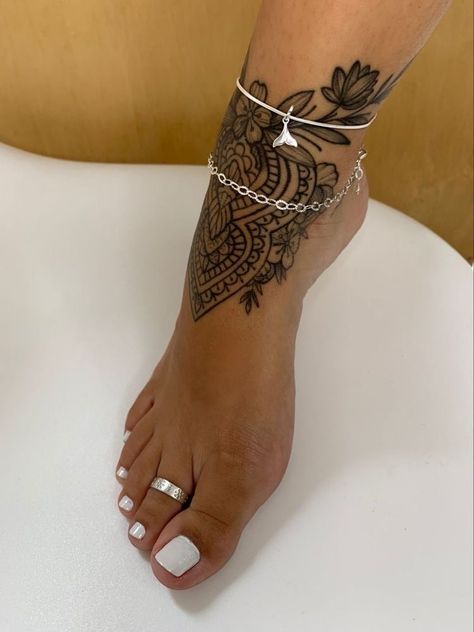 Tattoo Ideas Black, Cute Foot Tattoos, Ankle Tattoos For Women, Anklet Tattoos, Snakebites, Foot Tattoos For Women, Black Girls With Tattoos, Inspiration Tattoos, Tattoos For Black Skin