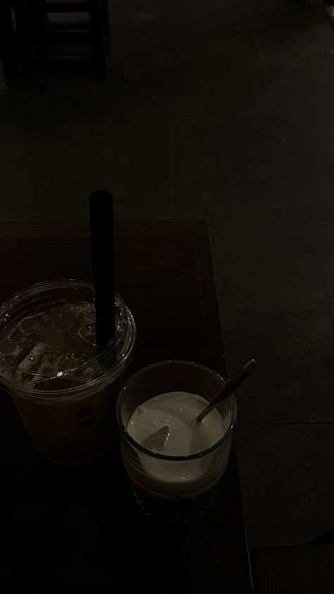 Coffee Night, Cafe Chill, Late Night Coffee Shop Aesthetic, Coffee Aestethic Dark, Foto Cafe Aesthetic Malam, Uống Cafe Chill, Coffee Dark Asthetics, Mini Cakes Birthday, Coffee Wallpaper