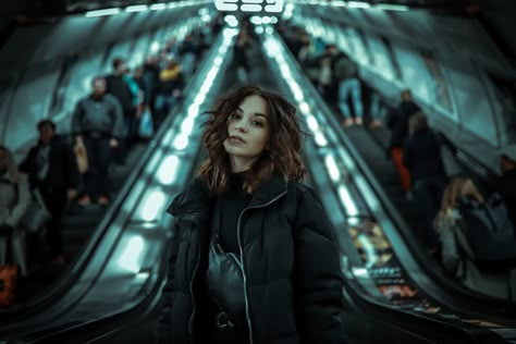 Subway Portrait Photography, Metro Photoshoot Aesthetic, Metro Photoshoot Ideas, Metro Station Photoshoot, Metro Portrait, Street Shoot Photography, Woman Street Photography, Metro Pics, Escalator Photoshoot