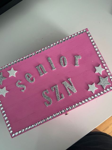 Senior 2024 Box Ideas, Memory Box Senior Year, Senior Box Ideas 2025 Pink, Senior Box Ideas 2024, Senior Year Box Ideas 2025, Senior Backpack Ideas, Senior Year Boxes, Senior Boxes 2025, Senior Year Memory Box Ideas