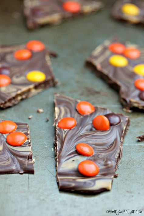 Peanut Butter and Chocolate Bark with Reese's Pieces | There is something about peanut butter combined with chocolate that makes perfect sense. Toss some Reese's Pieces into the mix and it's sheer perfection! Cajun Recipes Easy, Peanut Butter Bark, Strawberry Pop Tart, Reese's Chocolate, Chocolate Bark Recipe, Reese's Pieces, Peanut Butter And Chocolate, Bark Recipe, Peanut Butter Chips