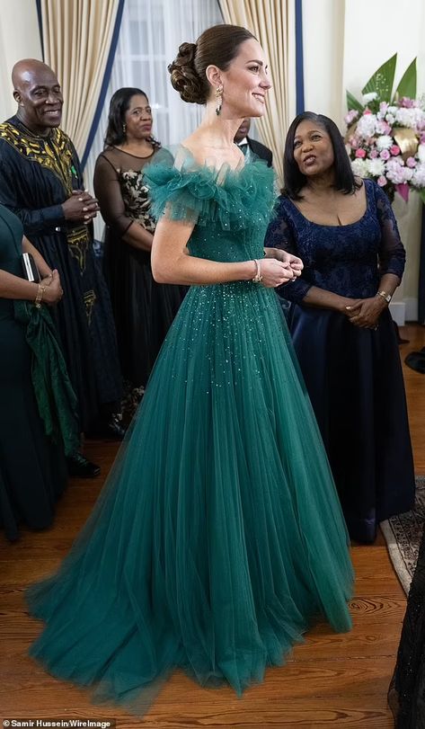 Vestidos Kate Middleton, Jamaica Pictures, Emerald Gown, Düşes Kate, Looks Kate Middleton, Visit Jamaica, Kate Middleton Outfits, Kate Middleton Prince William, Princess Catherine