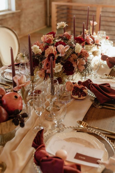 Moody Wedding Reception Table, Round Tablescapes Fall, Red Spring Flowers, Tablescape Wedding Round Table, Ethereal Table Setting, February Wedding Table Decor, Burnt Red Wedding, Sedona Wedding Colors, Rust And Blush Wedding