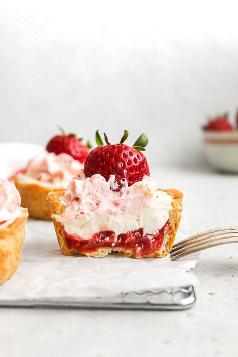 These buttery shortbread tarts are filled with delicious strawberry sauce and fluffy cream cheese filling. Baked Tart Recipes, Strawberry Cheese Tart, Strawberry Cheesecake Tarts, Strawberry Tart Filling, Shortbread Tarts Mini, Tartlet Filling Ideas, Mini Tarts Dessert, Strawberry Tarts Mini, Strawberry Desserts Easy