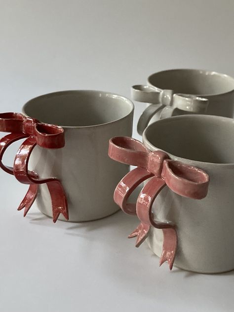 RED/ PINK Bow-tied Mug / 250 Ml/ Ceramic Mug With Bow Handle / Handmade Ceramic Bow-tied Mug / 8.45 Oz - Etsy Handmade Mugs Pottery, Mugs Pottery, Handmade Mugs, Clay Diy Projects, Keramik Design, Clay Mugs, Pottery Dishes, Pottery Crafts, Diy Pottery