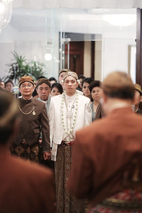 Pose Pengantin, Bali Photography, Javanese Wedding, Bride Preparation, Foto Wedding, Film Video, Photography Film, Wedding Preparation, Tent Wedding