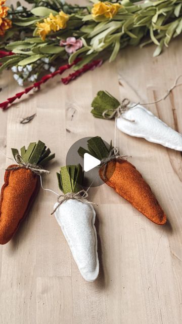 Katie | Crafter and Felt Enthusiast on Instagram: "DIY Felt carrot garland! If you don’t know how to sew, no problem. This fun little carrot garland will add some fun into your spring decor this season. A perfect project for the weekend😊

Our weather here is starting to turn colder again this weekend, but crossing fingers that it’s only going to get warmer after that🤞🏼 Are you still in winter weather or do you see spring in your sights?" Carrot Decorations, Carrot Garland, Felt Carrot, Paper Carrots, Market Crafts, Carrot Craft, Fun Easter Crafts, Easter Decorating, Diy Felt