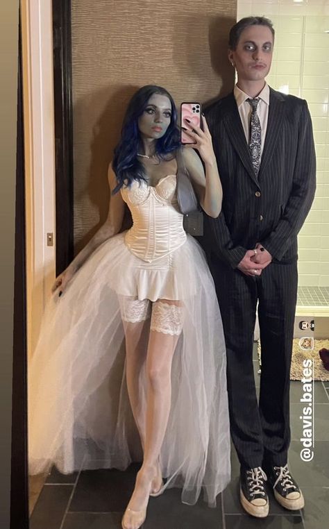 Single Holloween Costume, Hit Halloween Costumes, Halloween Tim Burton Costume, Tim Burton Couple Costumes, Disfraces Tim Burton, Tim Burton Halloween Costumes, Tim Burton Costumes, Halloween Bride Costumes, Corpse Bride Costume